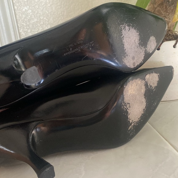 Salvatore Ferragamo black leather pump. Made in Florence, Italy - Picture 6 of 7